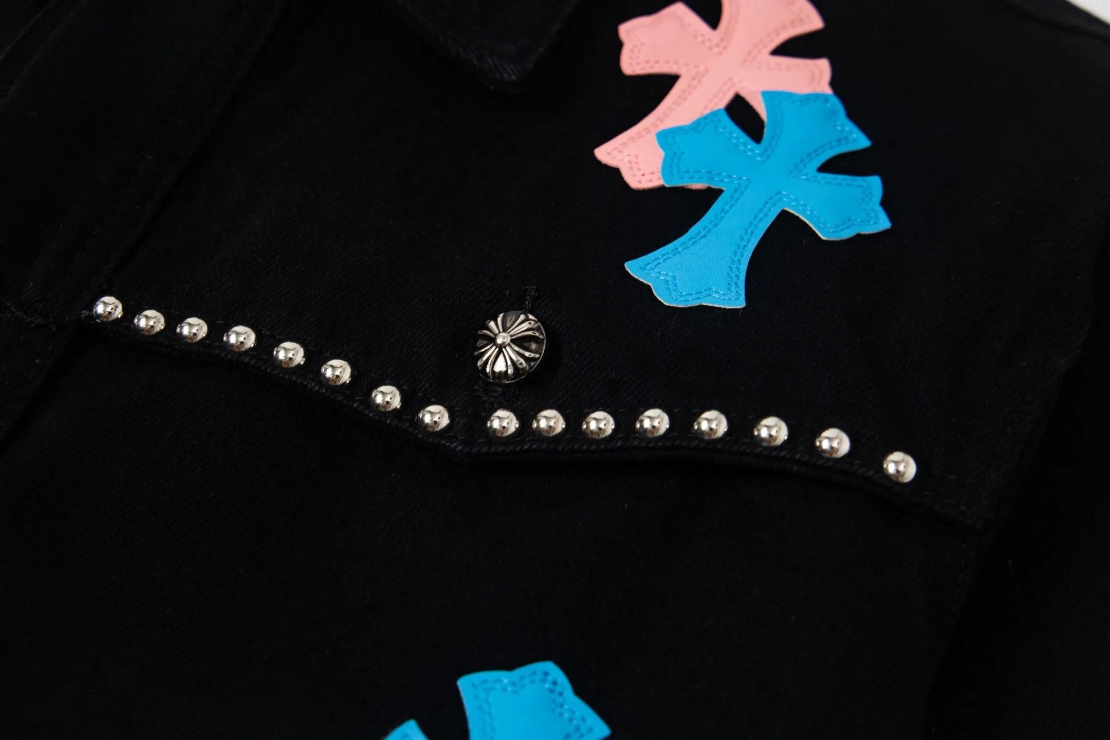 P280 Chrome Hearts Chrome Hearts heavy-duty denim jacket with rivets and multiple farts. The same model as the Internet celebrity star. The cross-printed denim jacket has a unique cross design element and is full of design. It is made of 100% denim cotton fabric with heavy coarse yarn count, which ensures a stiff and tough silhouette while being soft, comfortable and breathable. The lapel is designed with silver buttons and is full of texture. The classic white cross logo is all over the dress, making it a perfect versatile style for spring and summer! The original loose version is made of high-quality pure cotton fabrics. The fabric pattern is high-definition and delicate without burrs. It is comfortable and breathable to wear. All the buttons are molded and customized. It is casual and fashionable and can be matched with any bottoms. It can be windproof and sunproof in spring and summer. It can be worn outside in autumn and winter! Easily concave shape makes you look slimmer and taller, perfect for both men and women! Style number: 1764# Color: Black Size: S M L XL